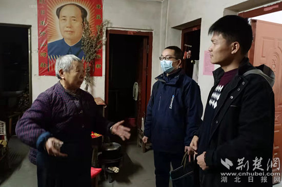 圖2 麻城市鄉(xiāng)村振興局干部袁祖德（中）在麻城市南湖辦事處東方紅村陳道香家中查看居家適老化改造情況_副本.jpg