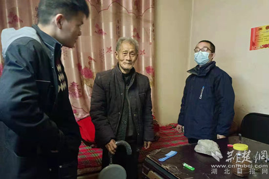 圖1 麻城市鄉(xiāng)村振興局干部袁祖德(右一）在麻城市南湖辦事處東方紅村徐光志家中查看居家適老化改造情況_副本.jpg