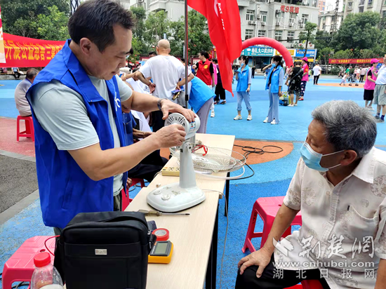 青龍山社區(qū)陽平志愿服務(wù)隊(duì)志愿者為居民免費(fèi)修理小家電.png.png