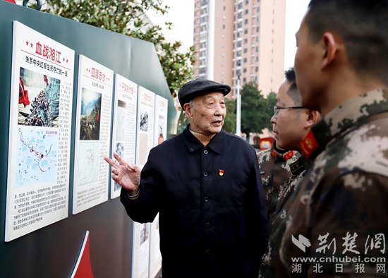 10 講解紅色經典戰(zhàn)役    李子涵 攝.JPG