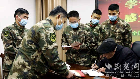 7 贈書現場     武三斌 攝.JPG