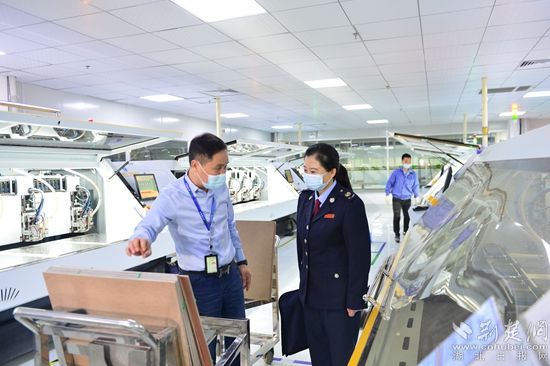 1.圖為黃石市稅務(wù)局干部在黃石永興隆電子有限公司調(diào)研減稅降費(fèi)優(yōu)惠政策享受情況，輔導(dǎo)該公司籌備上市過(guò)程中遇到的涉稅難題。.jpg.