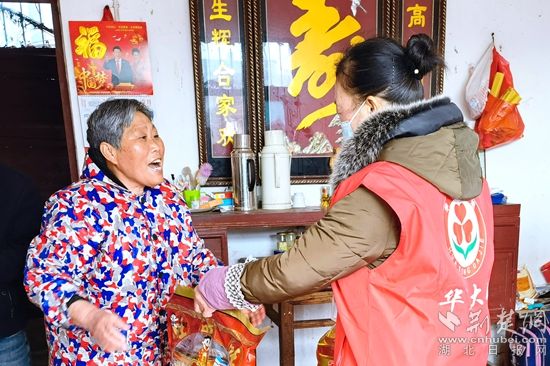 劉依 和爺爺奶奶一起靠低保維持生活 (1)_副本.jpg.jpg