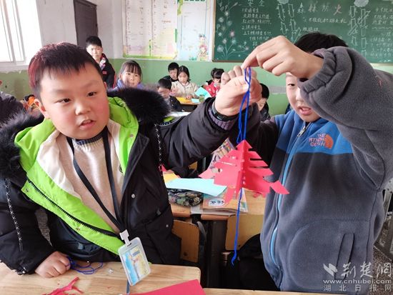 孩子們在展示自己的剪紙作品。.jpg.jpg