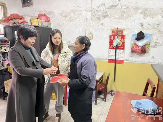 女企業(yè)家田慧敏為龍?zhí)渡鐓^(qū)困境婦女陳祖云送上慰問金和春聯(lián).jpg.jpg