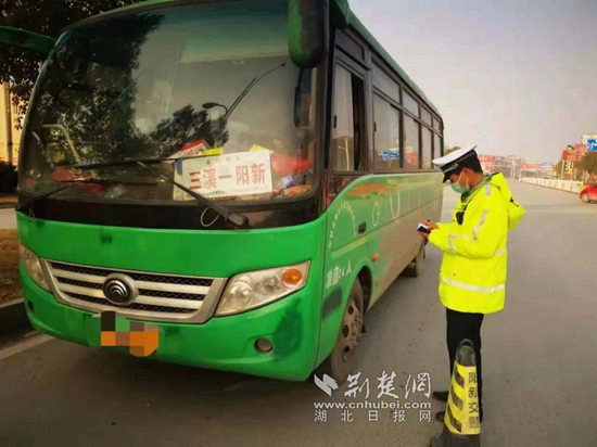 交警上路執(zhí)勤 (1).jpg