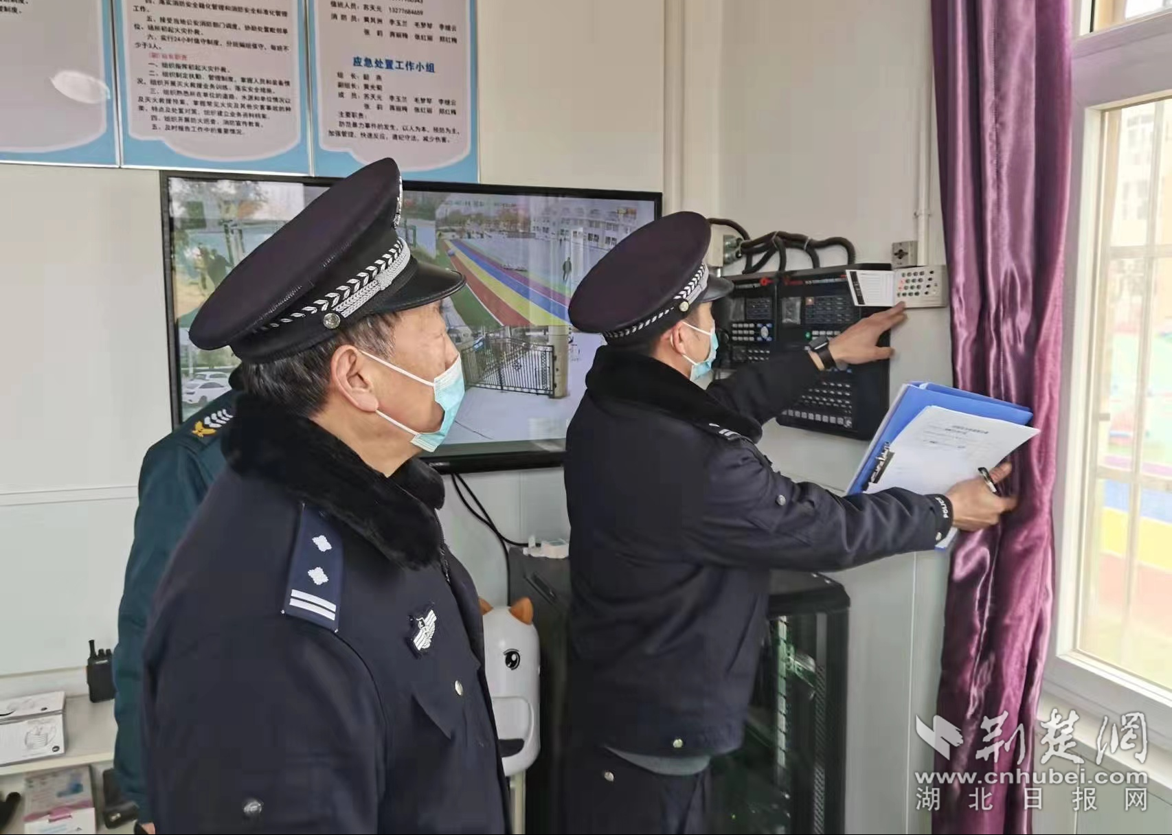 民警檢查校園安防設施設備.png.png