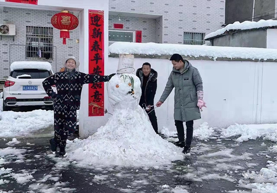 小李曬出三代人一同堆雪人的成果.jpg