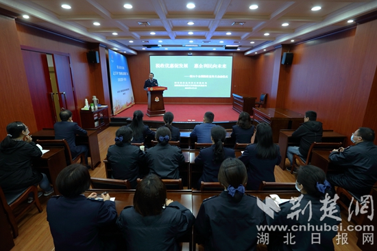 2.鄭稅官工作室”的負(fù)責(zé)人鄭中平正在講解2022年小規(guī)模納稅人免征增值稅、增值稅留抵退稅、“組合式”稅收優(yōu)惠減免等最新的優(yōu)惠政策