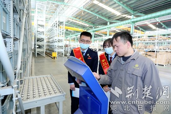 圖2.稅務(wù)干部在湖北三豐小松自動(dòng)化倉(cāng)儲(chǔ)設(shè)備有限公司實(shí)地查看生產(chǎn)經(jīng)營(yíng)情況。.JPG.JPG