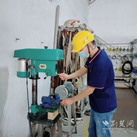 中順潔柔湖北公司鉗工操作。通訊員供圖.jpg