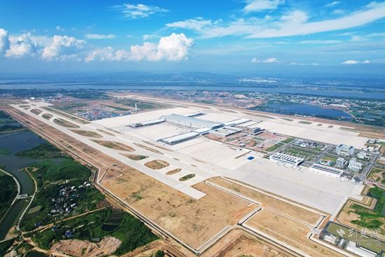 濱江擁湖的鄂州機(jī)場-牛暢，拍攝于2022年6月初，主題：鄂州花湖機(jī)場地理優(yōu)勢優(yōu)越，周邊生態(tài)環(huán)境良好，通過花馬湖水系綜合治理使得機(jī)