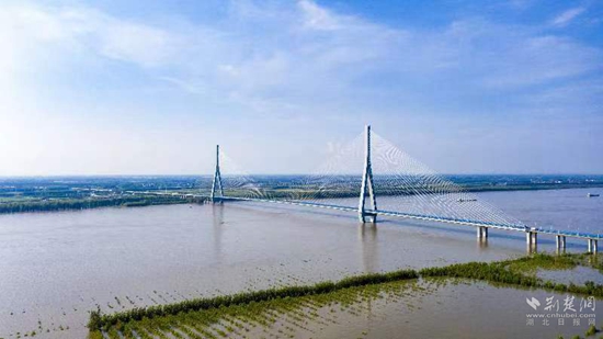 嘉魚長(zhǎng)江公路大橋 雷平攝.jpg