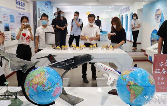 燕磯社區(qū)黨員群眾服務(wù)中心參觀體驗(yàn)。記者 胡小軍 攝.jpeg