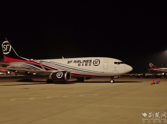 順豐B737-300駛向停機位。金康 攝.jpg