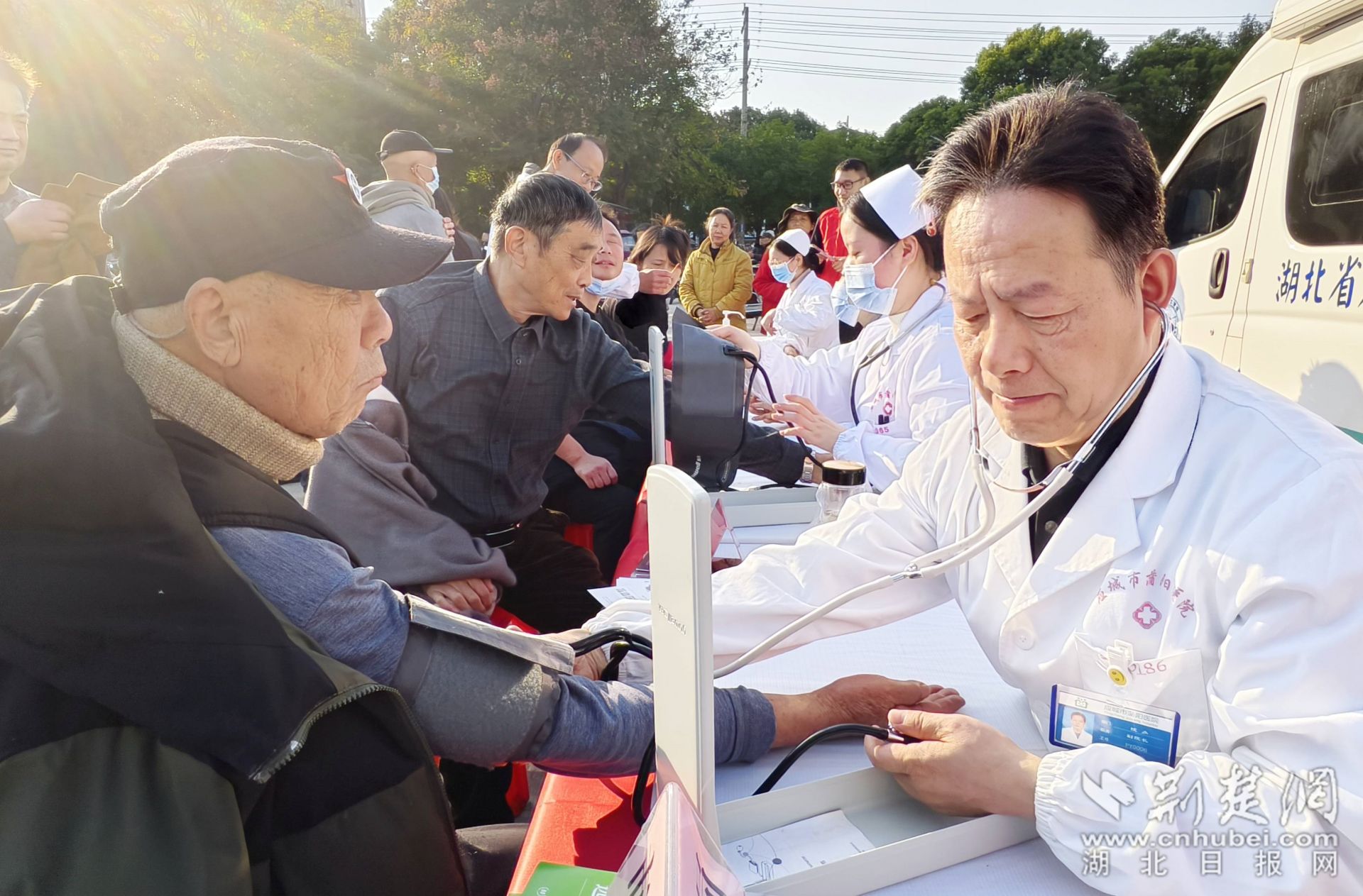 蒲陽醫(yī)院志愿服務(wù)隊(duì)幫助群眾測(cè)量血壓  李夢(mèng)婷攝.jpg.jpg