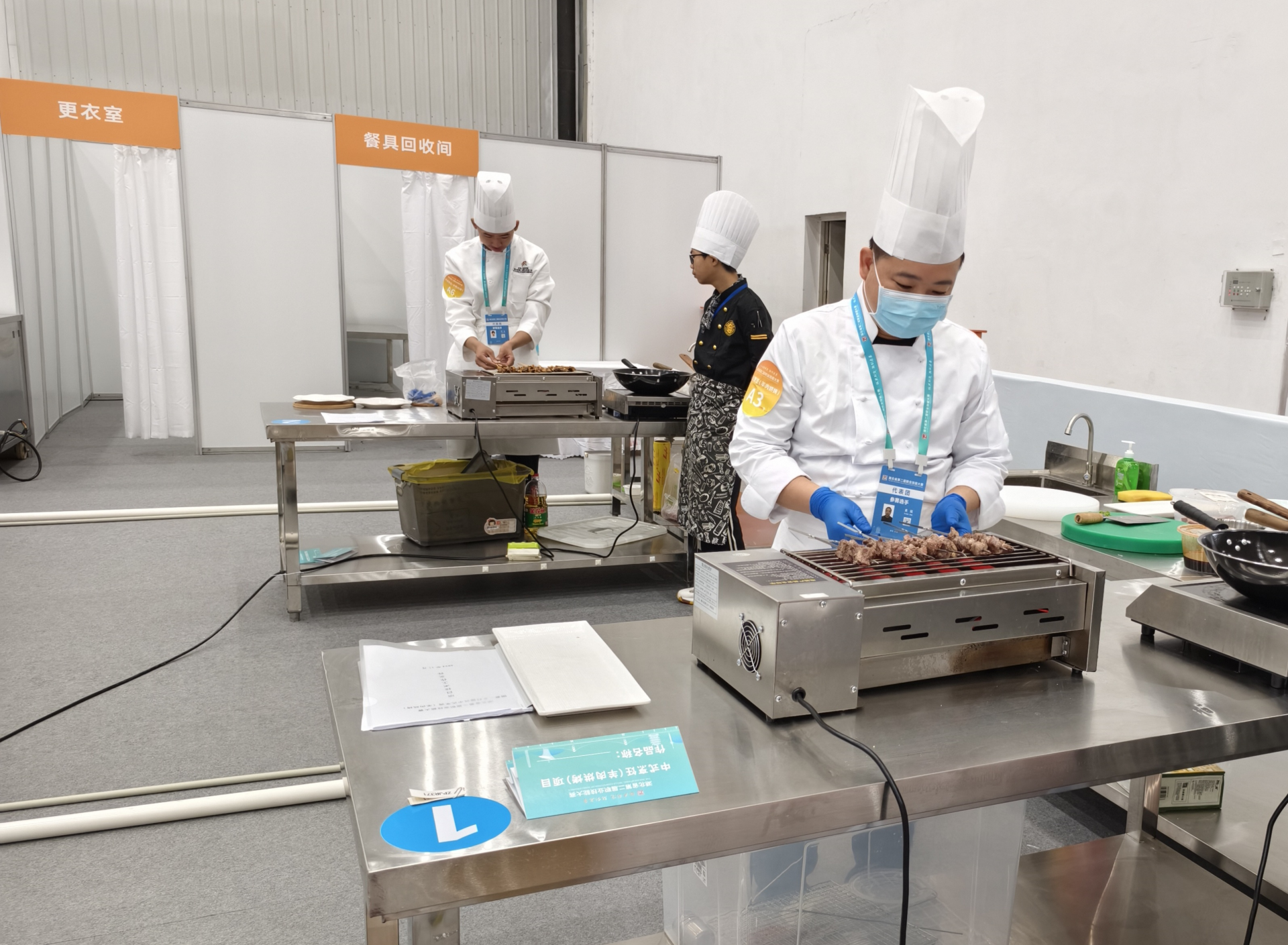 銅獎選手黃銳（前排）在（國賽）中式烹調（羊肉烘烤）現(xiàn)場.png.png