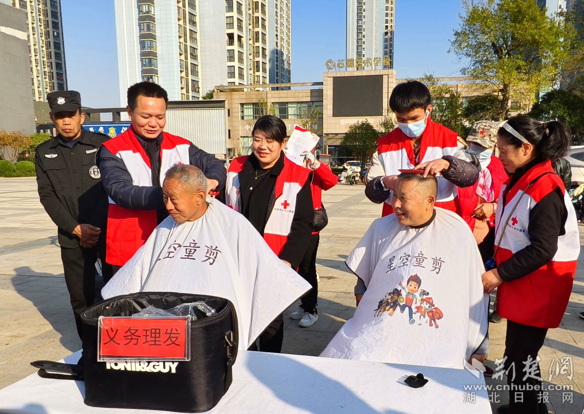 紅十字會(huì)志愿者開展義務(wù)理發(fā)  李夢(mèng)婷攝.jpg.jpg