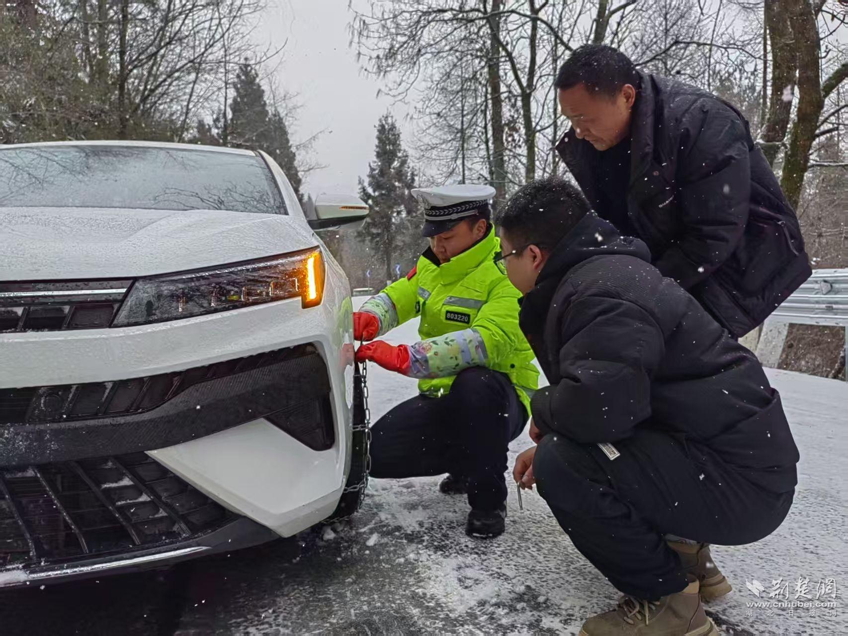 茅田派出所輔警幫助車(chē)輛安裝防滑鏈.jpg.jpg