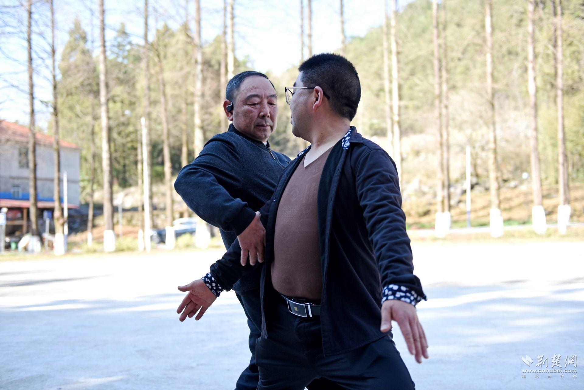 鄧永紅教徒弟楊佩凡儺戲臺步動作 (2).JPG.JPG