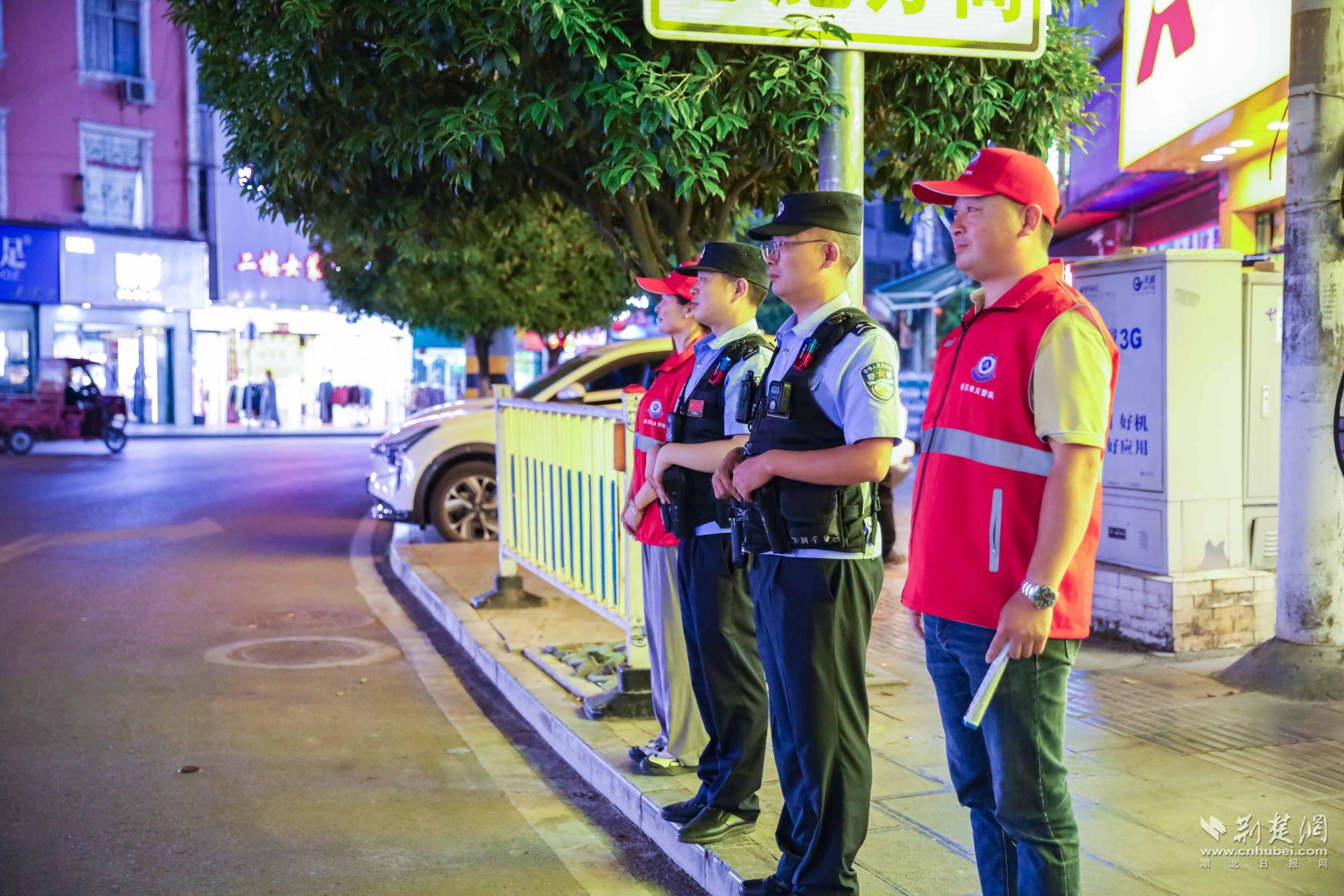 紅巖派出所民輔警組織紅馬甲在集鎮(zhèn)開展夜間巡邏。.jpg.jpg