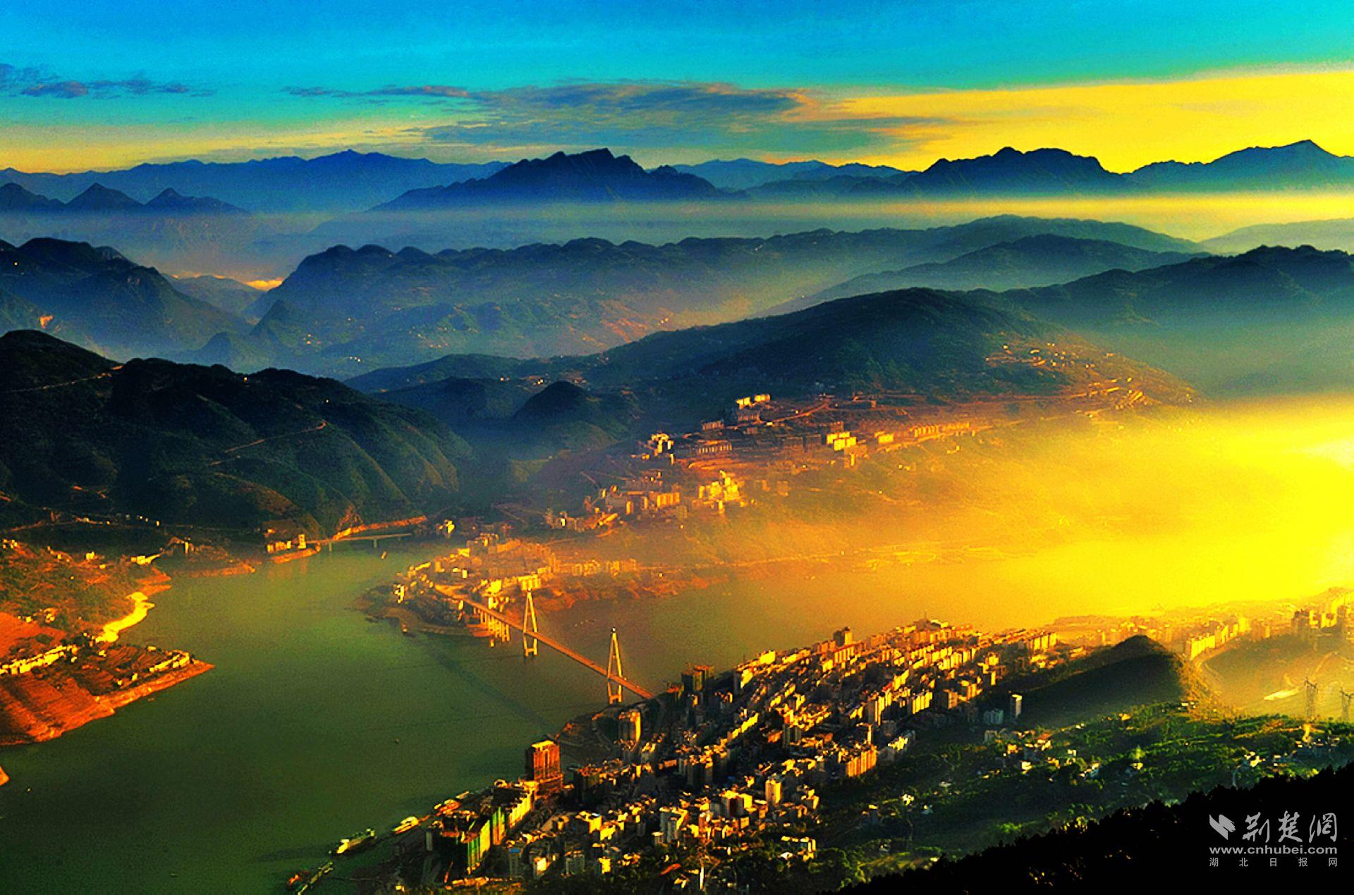 秘境巴東（譚德魁 ）攝于2013年5月1日，清晨，金色的晨輝灑滿巫峽兩岸，依稀飄渺的霧靄披著金的色彩，由近及遠，由濃漸淡，巴東山