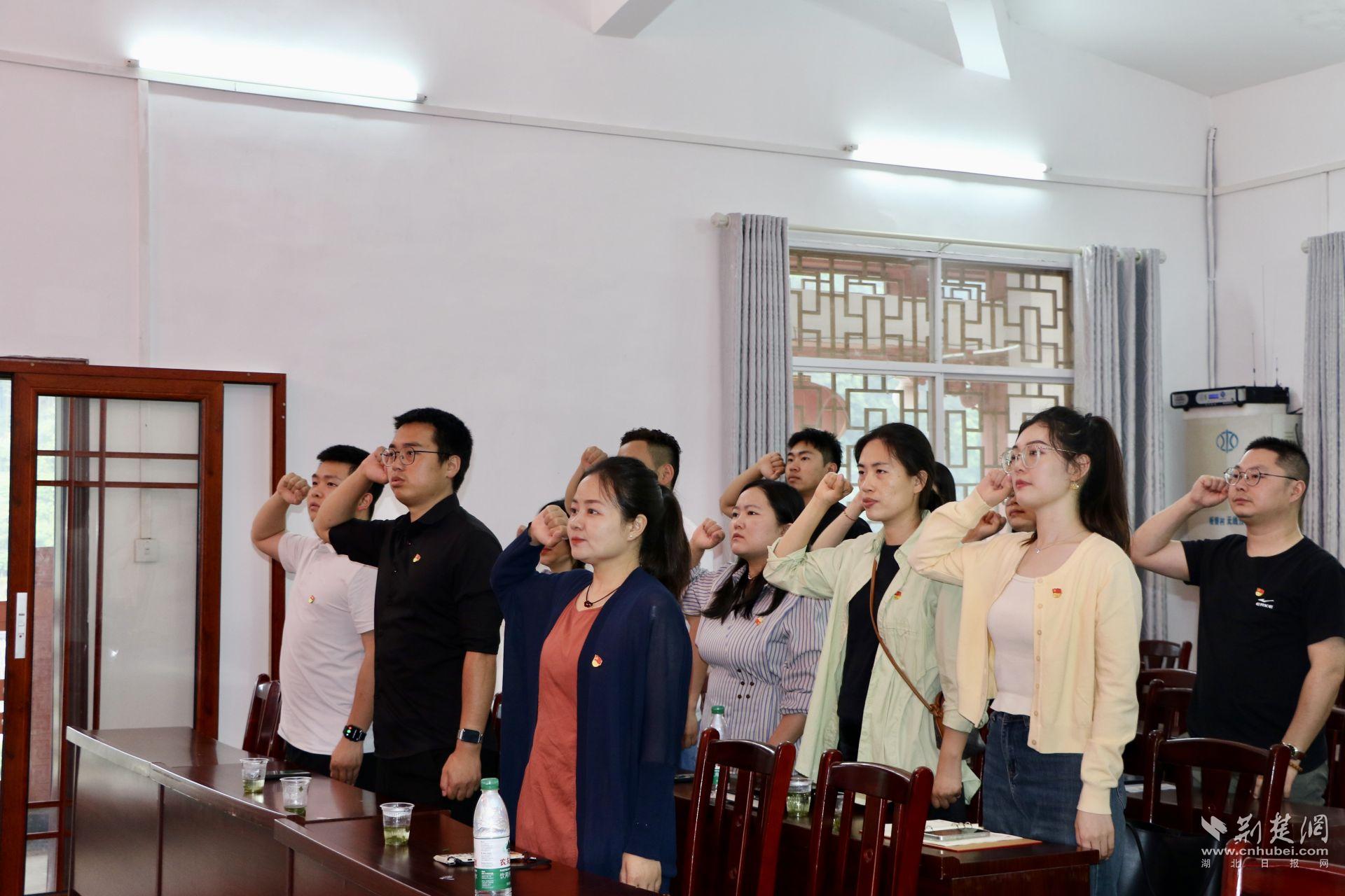 2.學(xué)院教工黨總書記與學(xué)生黨支部全體黨員重溫入黨誓詞 涂欣星攝.jpg.jpg