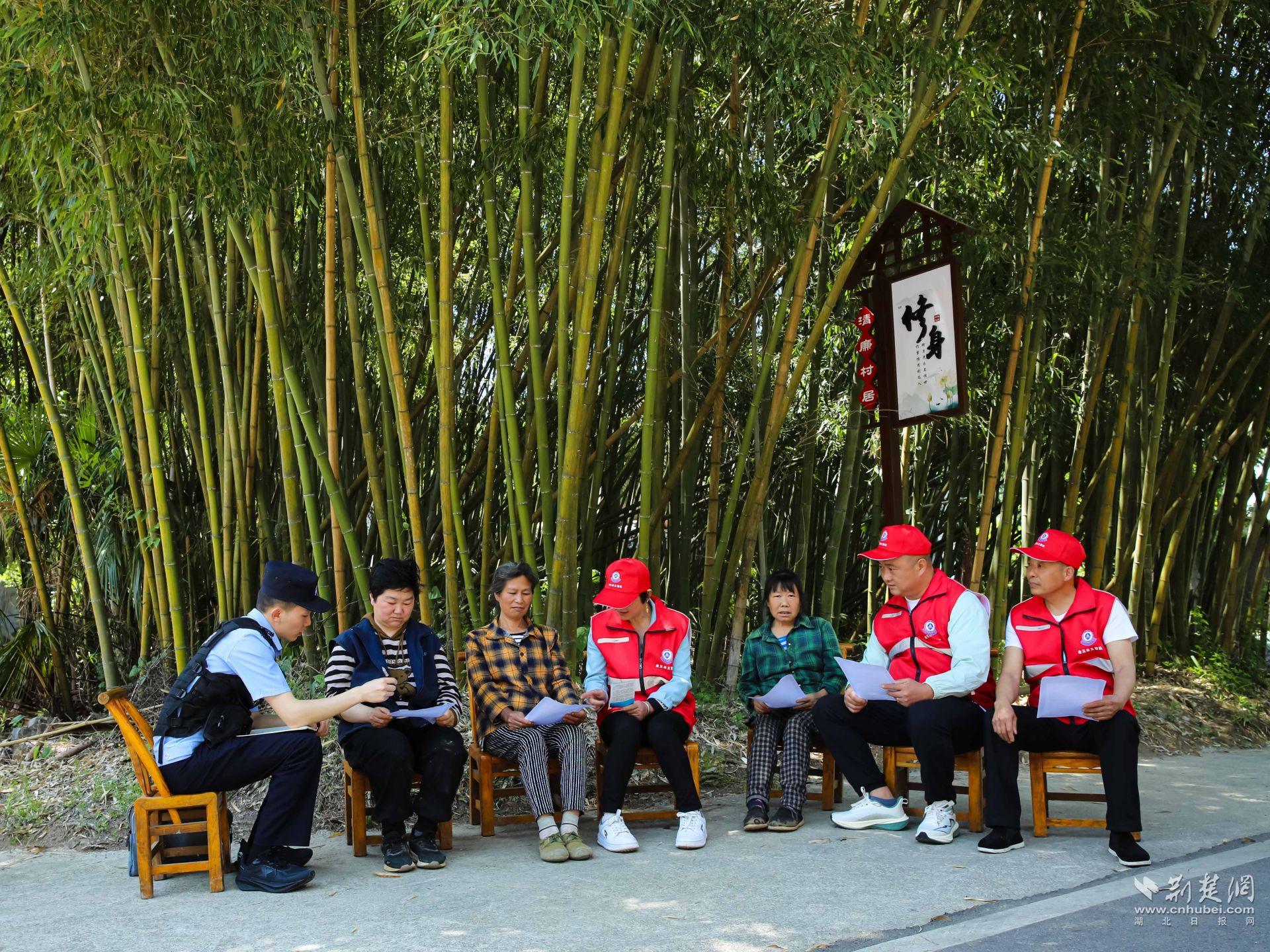 紅巖派出所民警組織紅馬甲到竹林議事點(diǎn)調(diào)解糾紛。.jpg.jpg