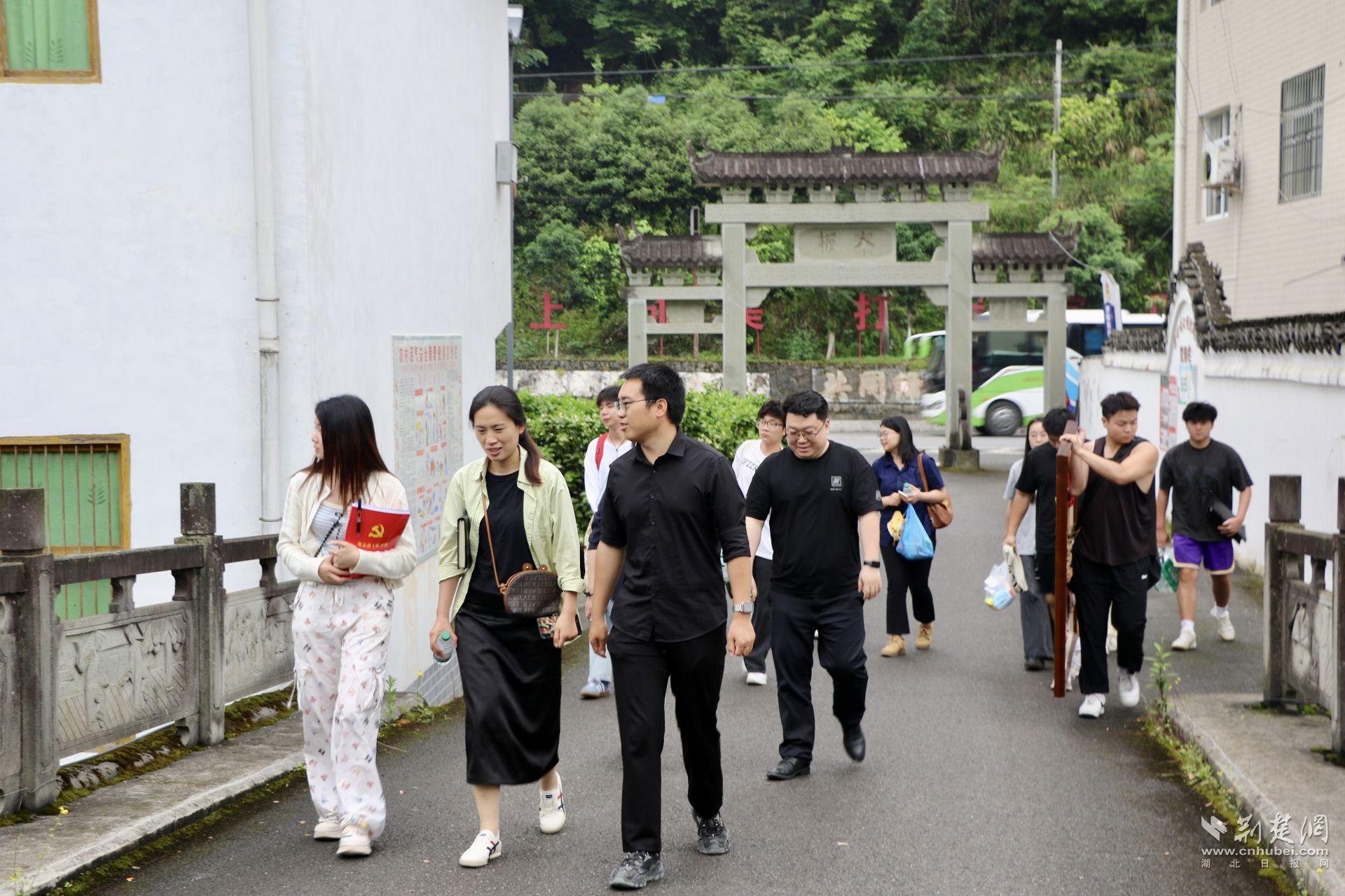 4.黨員團隊深入板寮村街巷開展實地調(diào)研 袁林漪攝.jpg.jpg