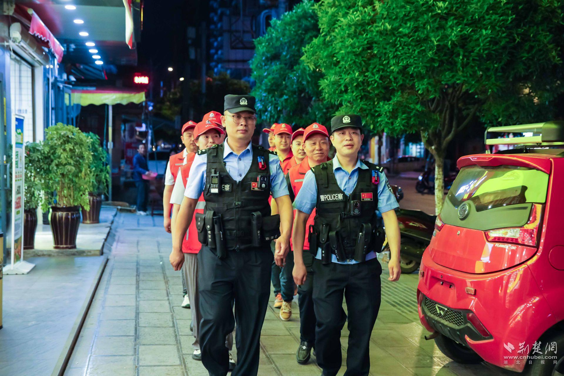 紅巖派出所民輔警組織紅馬甲平安義警隊(duì)在集鎮(zhèn)開展夜間巡邏。.jpg.jpg
