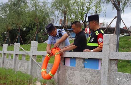 雙鶴派出所民輔警在轄區(qū)重點水域排查隱患，裝配救生工具.jpg