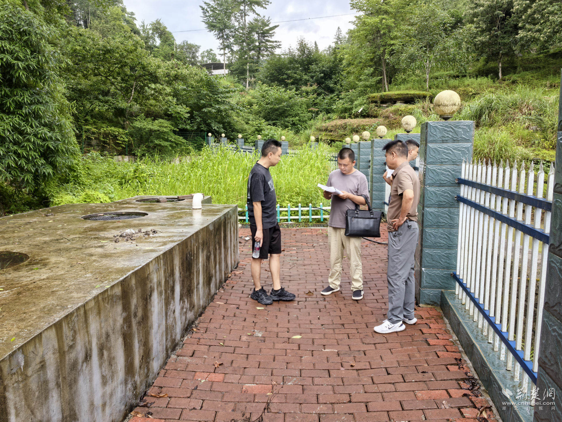 圖為審計(jì)人員認(rèn)真查看農(nóng)村化糞池建設(shè)情況，關(guān)注農(nóng)村1.png.png
