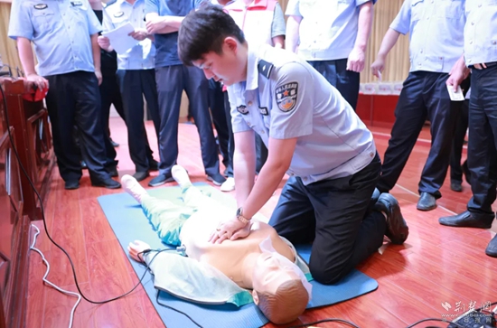 7月17日，嘉魚縣公安局治安大隊會同縣紅十字會組織開展一線民輔警防溺水急救技能專項培訓.jpg