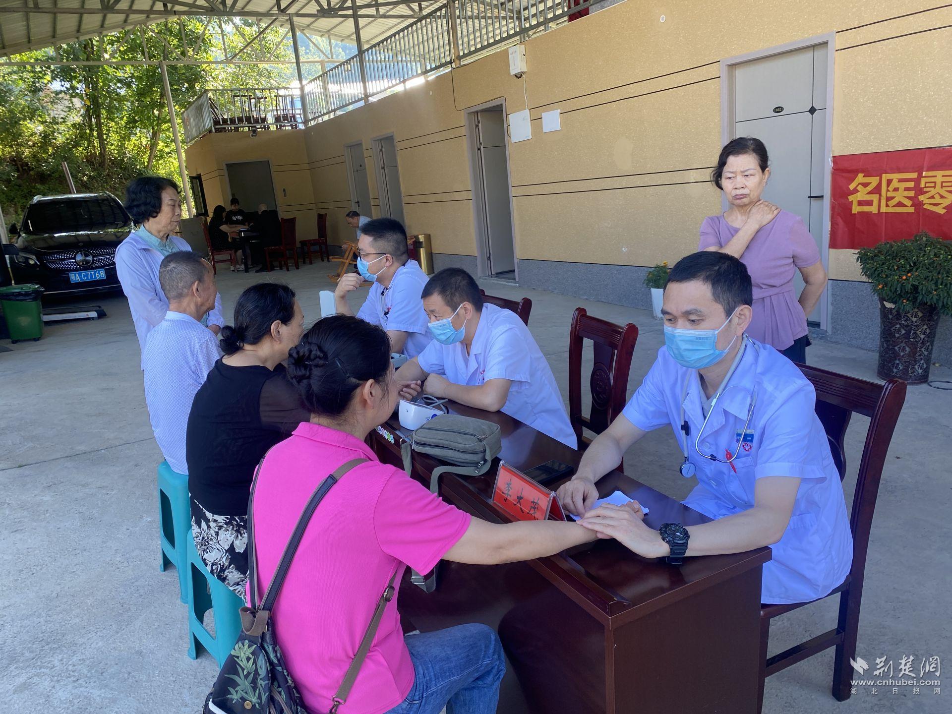 中醫(yī)現(xiàn)場(chǎng)把脈.jpg.jpg
