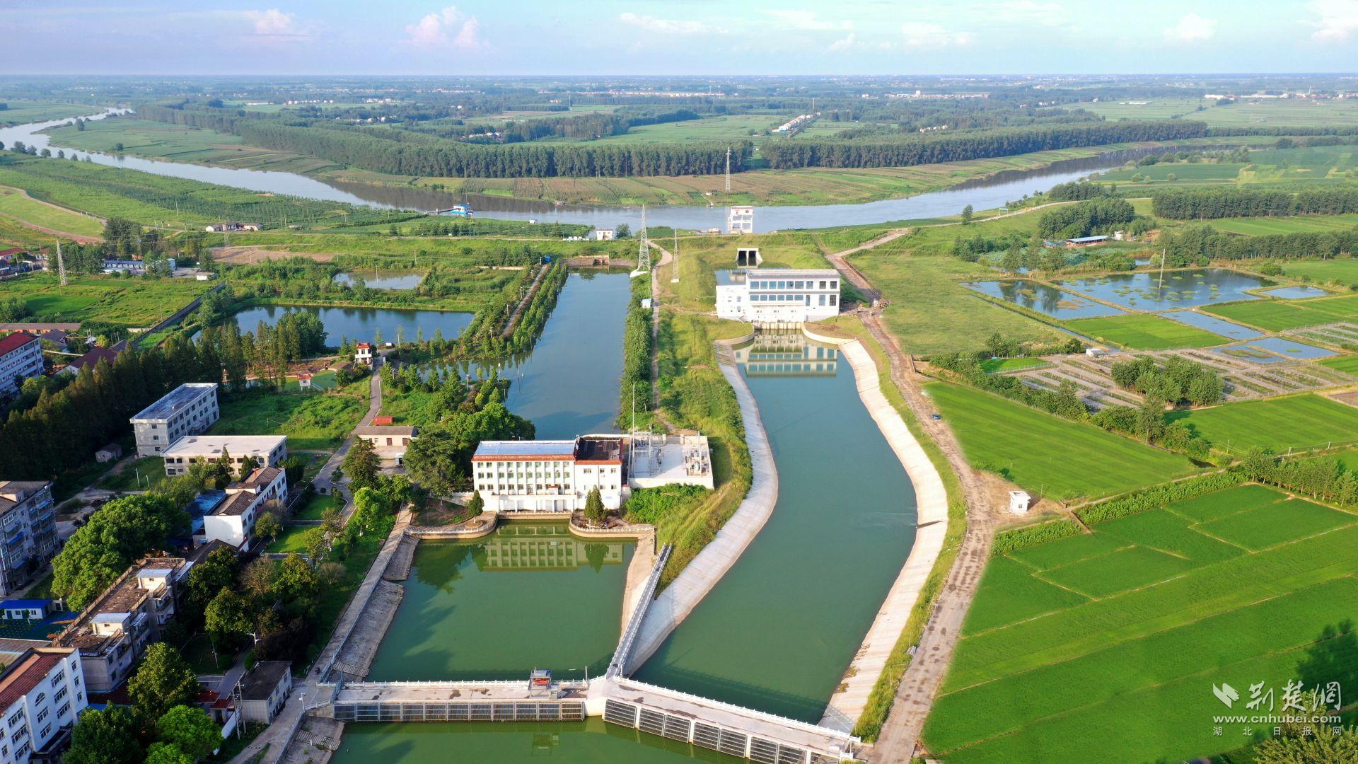 老新泵站全景潛江市老新二泵站為四湖流域統(tǒng)排泵站，總裝機3×2400KW，設計排澇流量80m3s。該站以流域統(tǒng)排為主，減輕總干渠沿