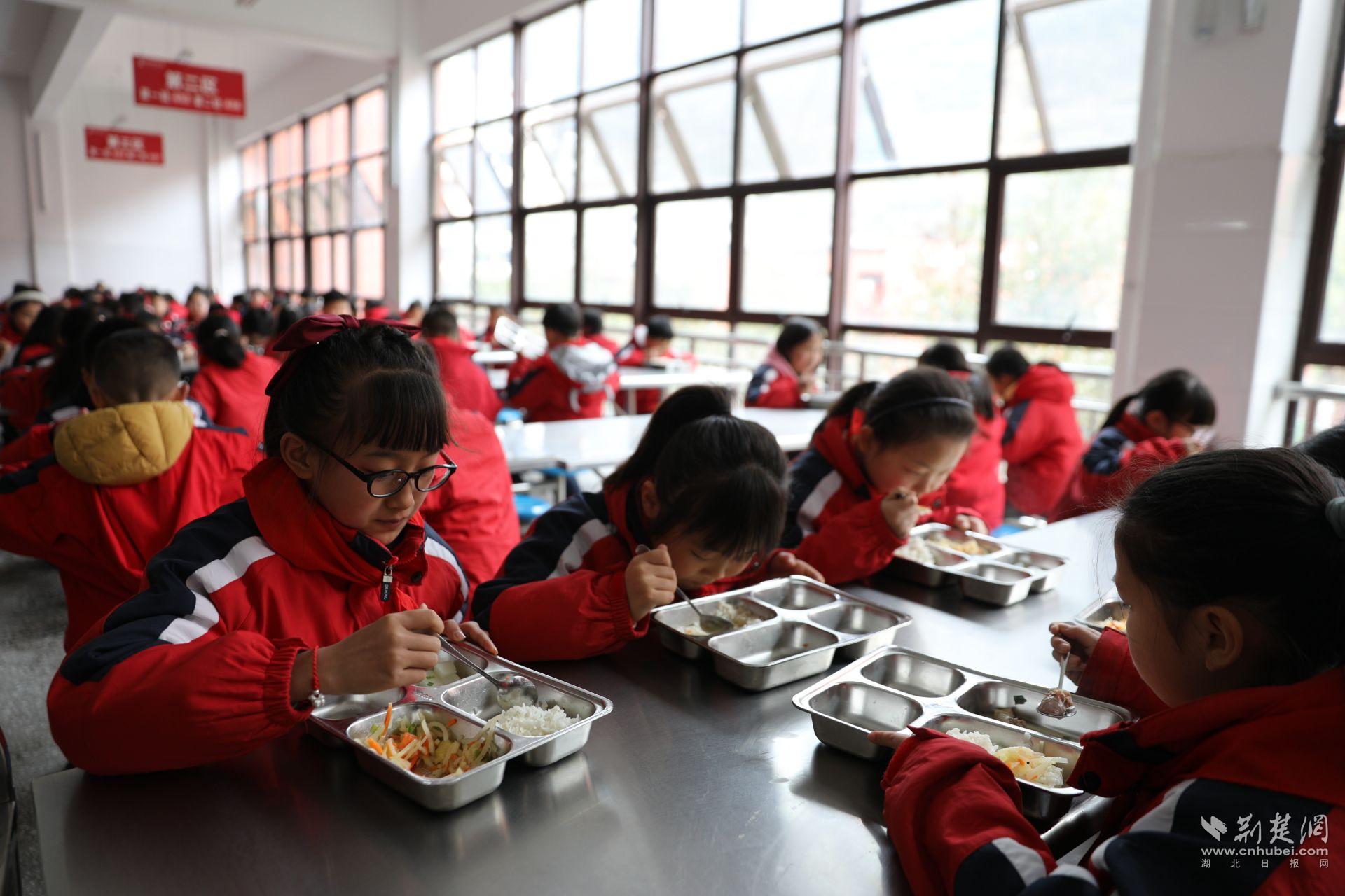 鶴峰縣思源實(shí)驗(yàn)學(xué)校的學(xué)生正在就餐。.JPG.JPG