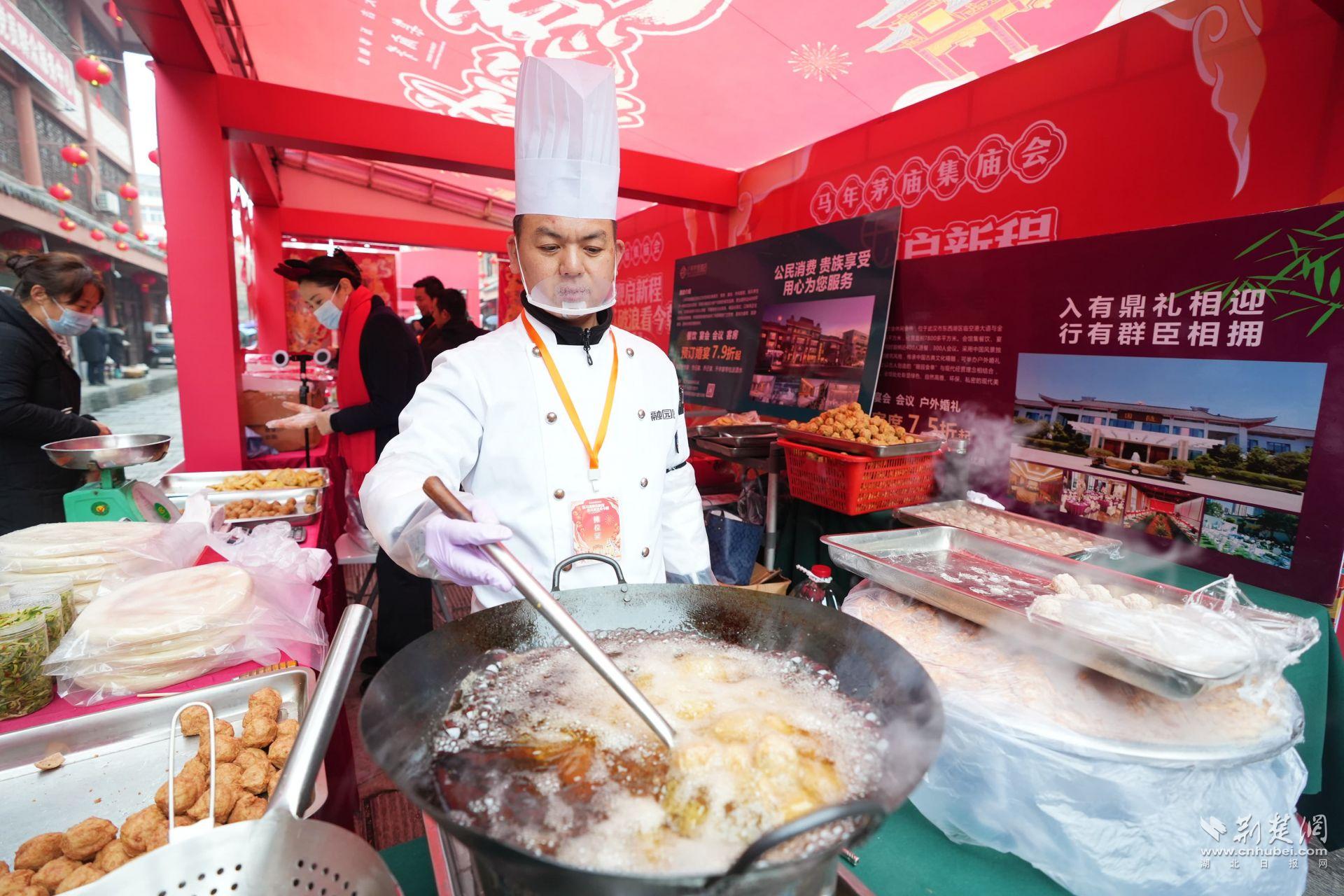 現(xiàn)場臘味、鹵貨、炸圓子吸引市民前來品嘗購買 (1).JPG.JPG