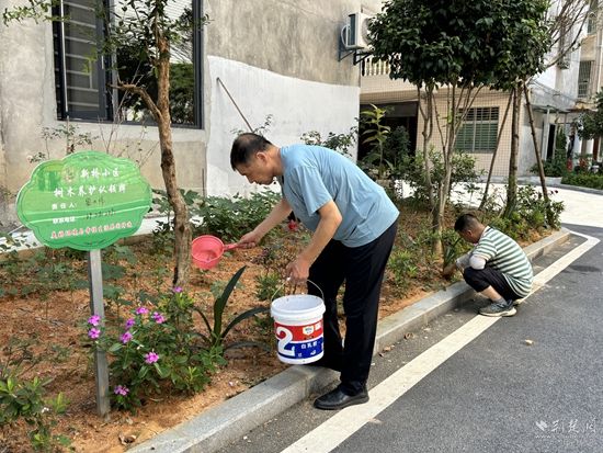 小區(qū)居民主動認領小區(qū)綠化區(qū)域并進行日常維護.jpg.jpg