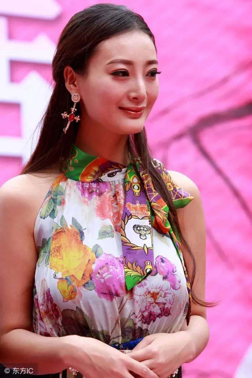 王李丹妮最新寫真，展現(xiàn)自信魅力與力量之美
