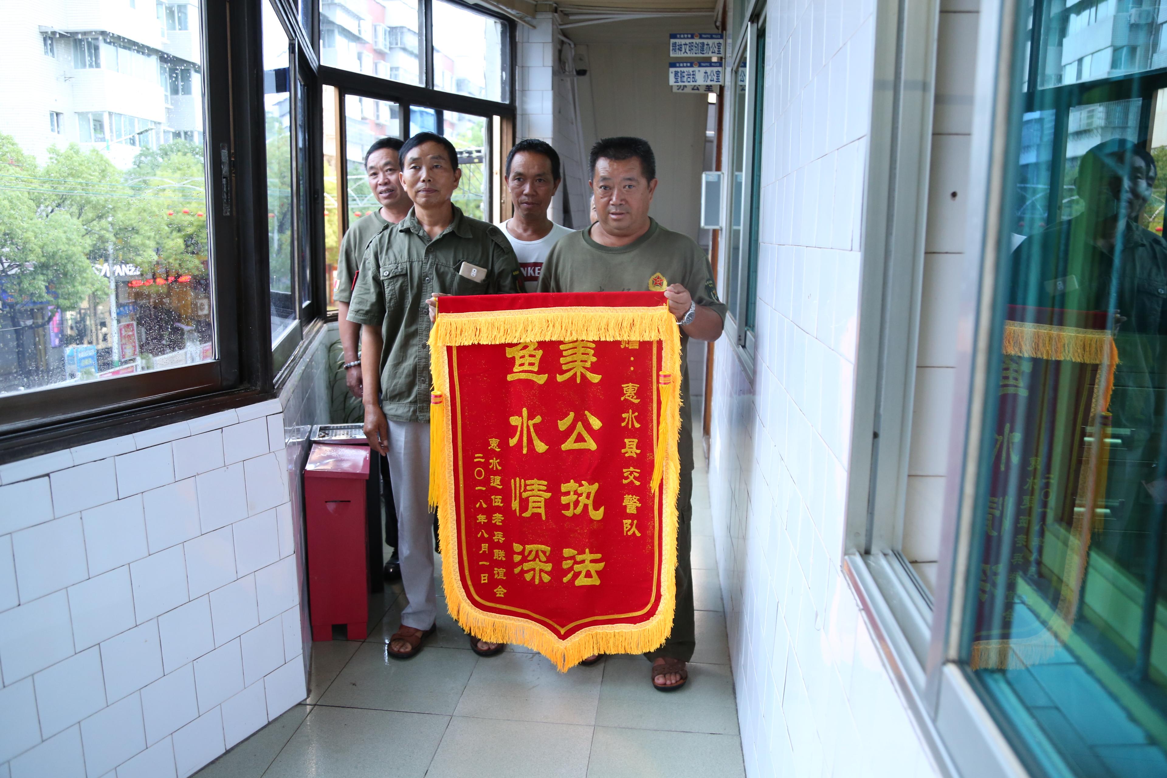 交警心靈守護(hù)者，自然對(duì)話(huà)與護(hù)航之旅的私密對(duì)話(huà)贈(zèng)錦旗用語(yǔ)